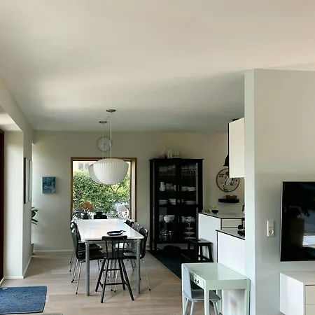 Vakantiehuis Bright Townhouse On Amager With A Cozy Courtyard *