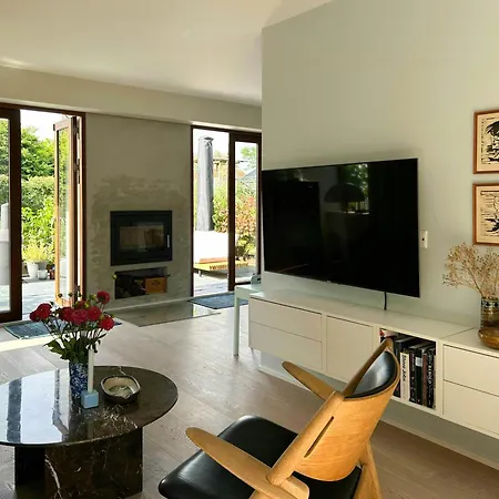 Bright Townhouse On Amager With A Cozy Courtyard *
